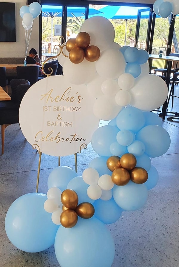 Light blue and gold balloon garland for a 1st birthday party