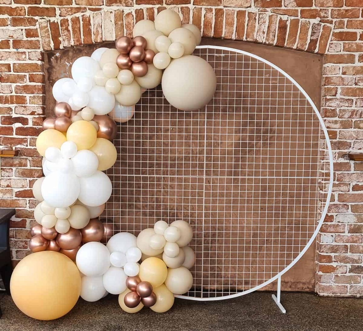 Circular-balloon-garland-yellow-white-gold.jpg