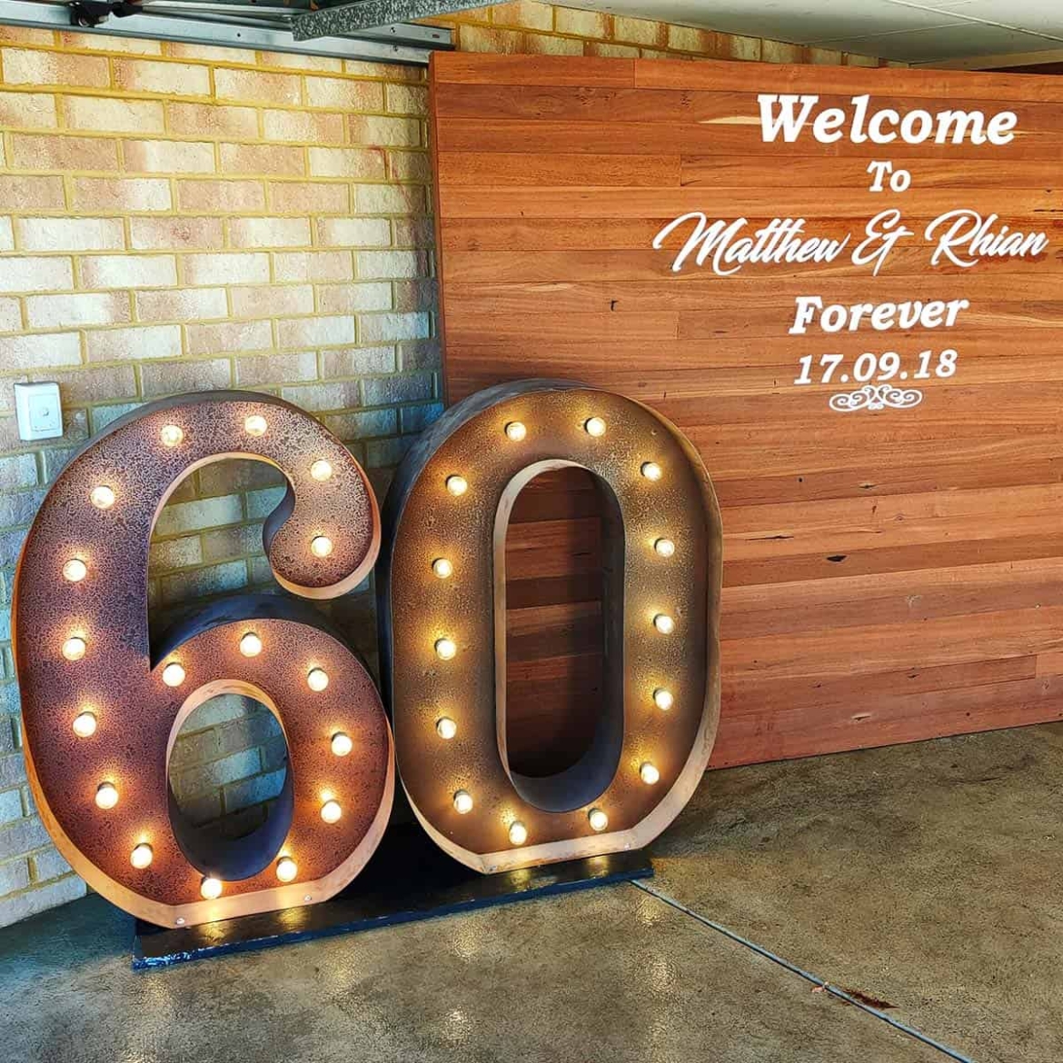 Giant-number-lights-at-wedding.jpg