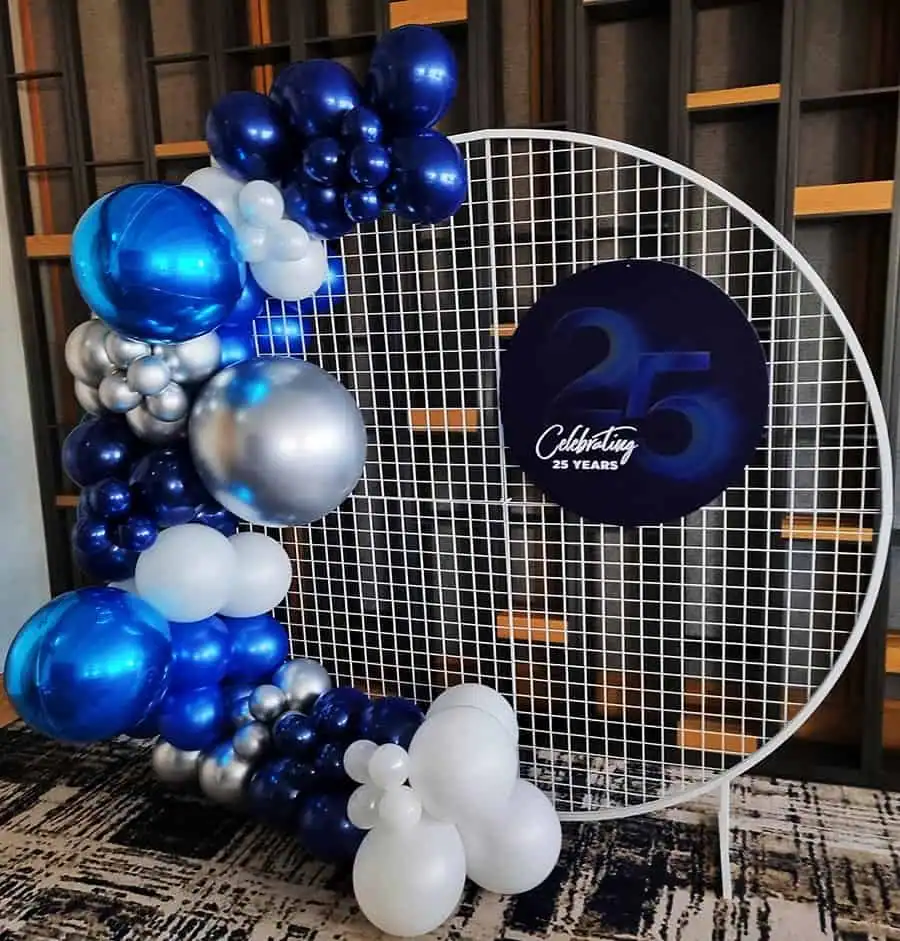 Circular-balloon-garland-blue-silver-white.webp