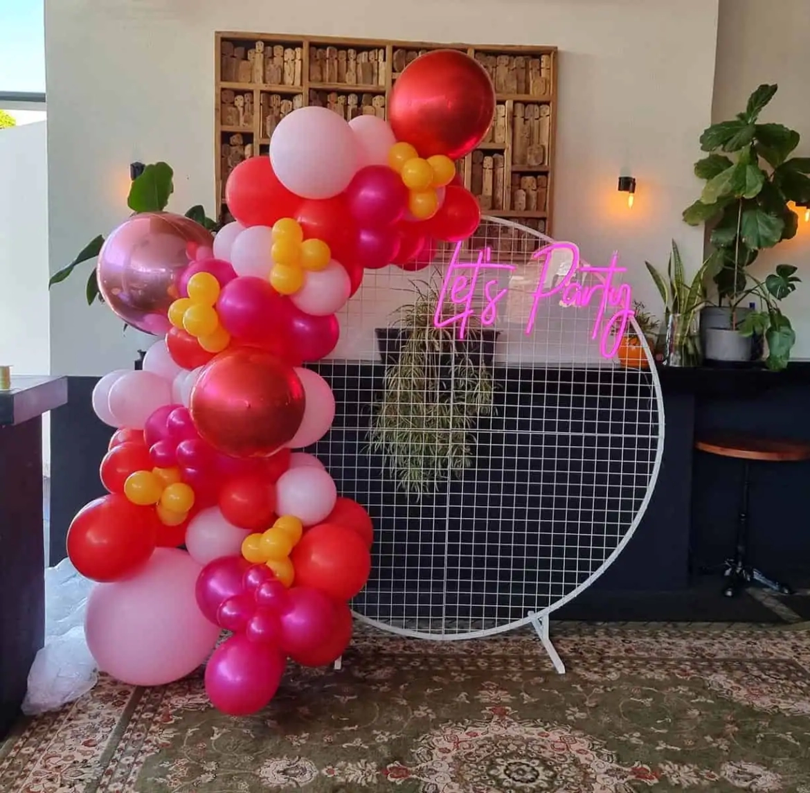 Circular-balloon-garland-pink-red.webp