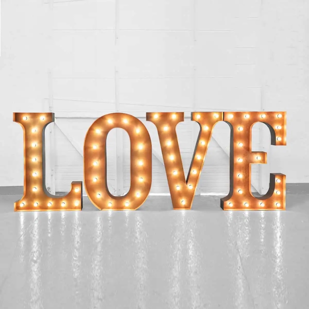 Giant-light-up-love-letters-gold.webp